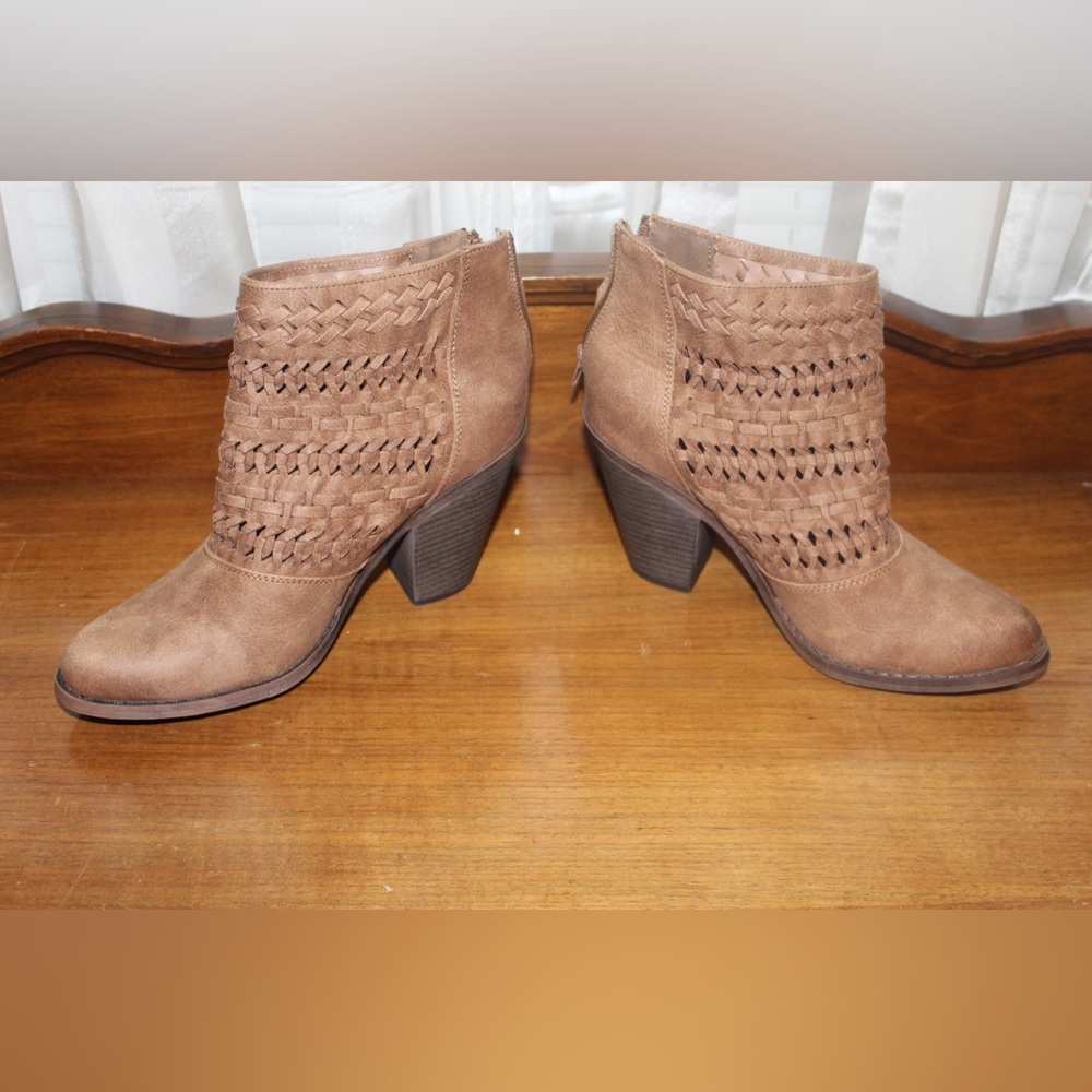 Gently Used Very Cute Fergi Boots